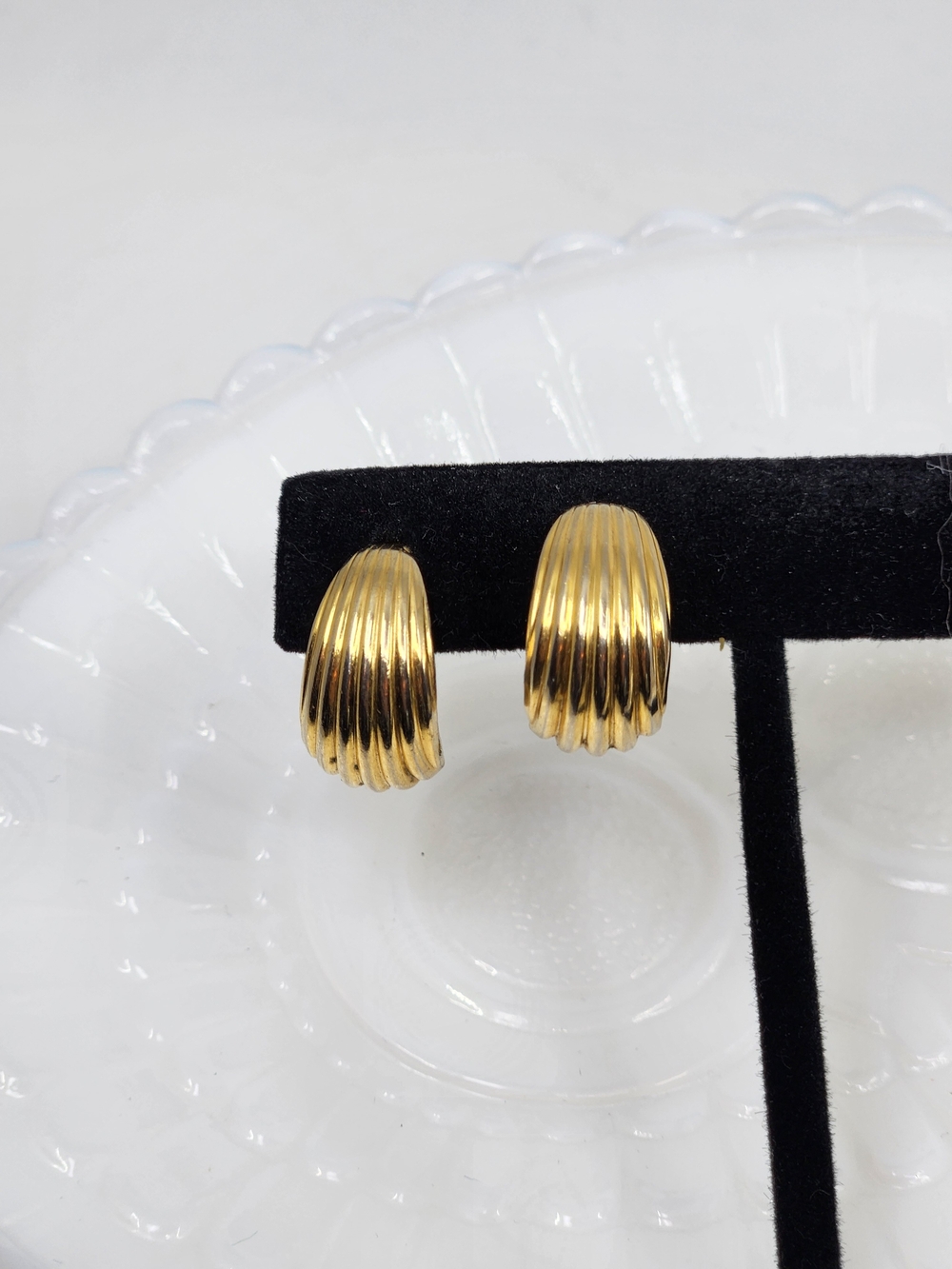 Vintage Gold Tone Ribbed Clip-On Earrings